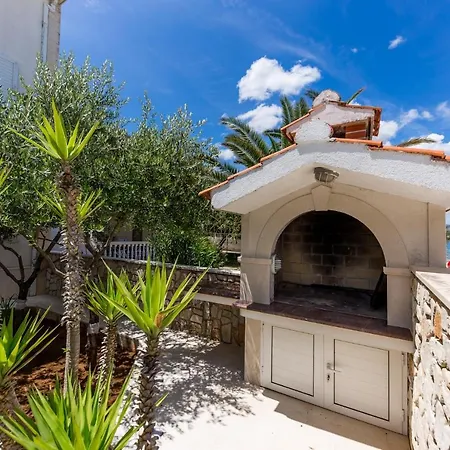 Apartment Arbanija 14825b Trogir