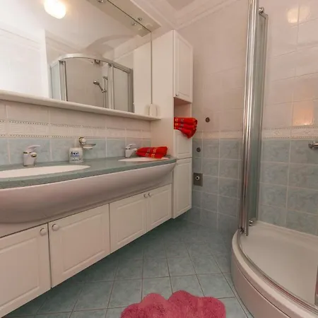 Apartman Arbanija 14825b *